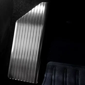 Podstopnica do Nissan Micra 2010-2016 wersja 5-drzwiowa - Srebrny poliuretan