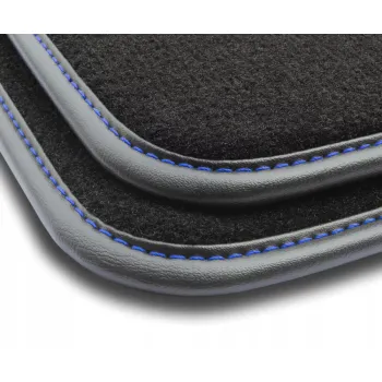 Dywaniki welurowe Premium do Ford Puma od 2019 - Czarna lamówka skórzana (błyszcząca) obszyta niebieską nicią