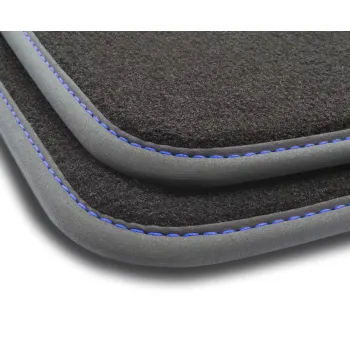 Dywaniki welurowe Premium do Fiat 500e 2015-2020 - Czarna lamówka matowa (nubuk) obszyta niebieską nicią